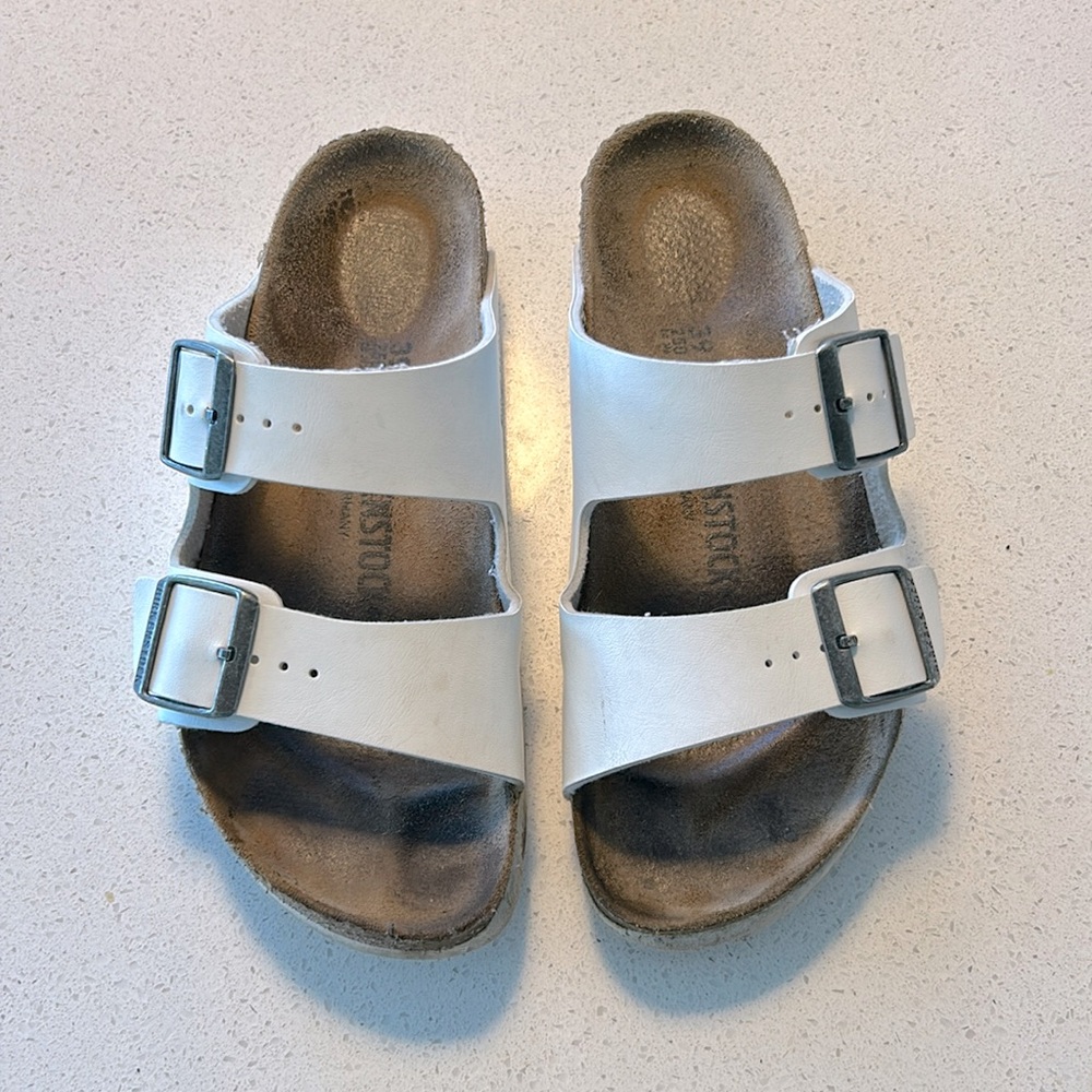 Birkenstock Arizona women’s 39 (8-8.5 U.S.) white